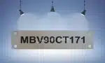 پلاک فلزی تگ کابل، حکاکی کد MBV90CT171 با اسید، مناسب شناسایی کابل‌های صنعتی