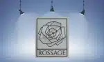 پلاک آلومینیومی استاتیک با حکاکی لیزری طرح گل و نوشته ROSSAGE، مناسب برای یادبود و هدایای خاص.