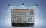 تصویر پلاک فلزی با اطلاعات مربوط به فشار، ظرفیت، نوع دستگاه و شماره سریال؛ مناسب برای تجهیزات صنعتی و موتورخانه‌ها.