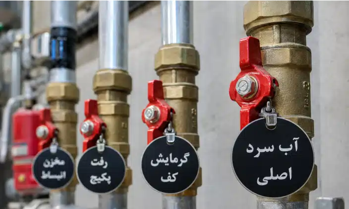 نمونه نصب پلاک فلزی روی شیرآلات موتورخانه جهت شناسایی لوله‌ها